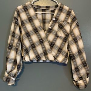 I’m selling this crop top. Never worn. Great condition. Super cute.